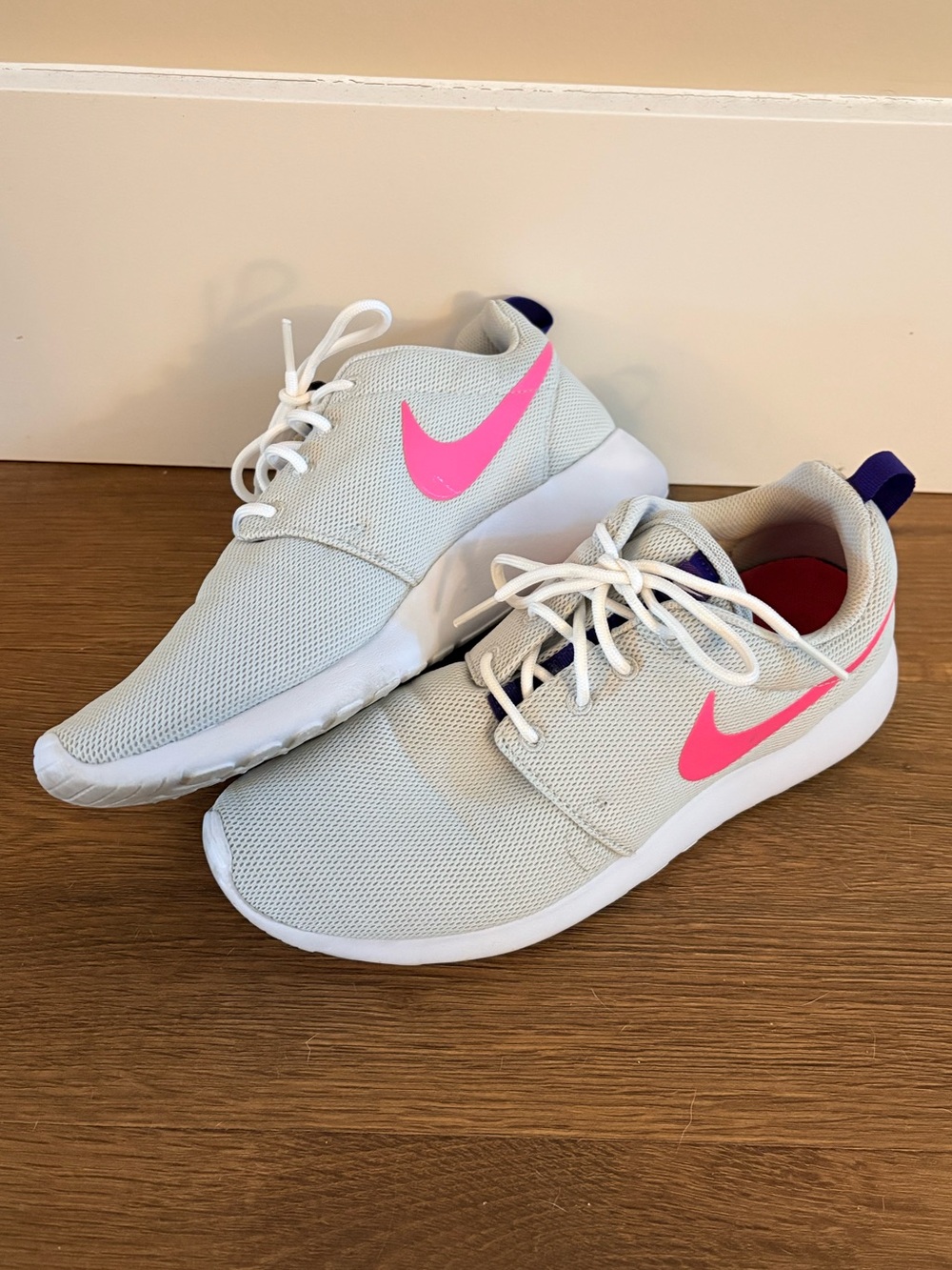 Nike Women’s Light Gray Athletic Sneakers with Pink Swoosh